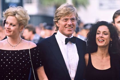 Robert Redford con Melanie Griffith y Sonia Braga en Cannes, en 1988; con la actriz brasileña vivió un intenso romance
