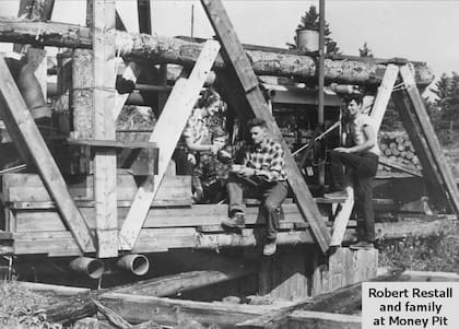 Robert Restall y su familia en el sitio denominado Pozo del dinero