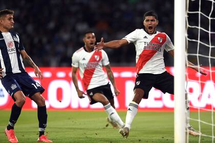 Robert Rojas grita con furia el 1-0 de River ante Talleres en Córdoba