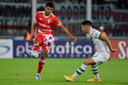 Robert Rojas intenta dominar la pelota ante Ignacio Rodríguez