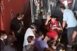 Así se retiraba Robert Rojas del hospital y llegaba al hotel: los gritos de apoyo de los hinchas