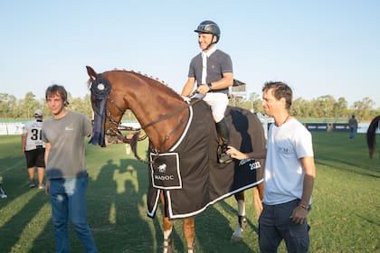 Robert Strom y Corchito Zavaleta junto Leandro Moschini que ganó con el caballo Abril Iconthon, de la cría Haras Abril.