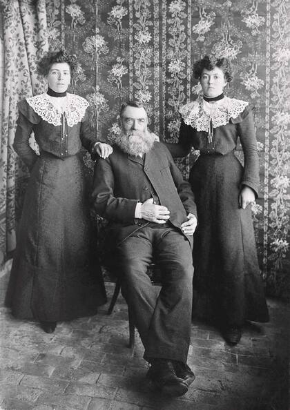 Robert Taylor con sus hijas Louise Maud y Ceturah. Bethesda. ca. 1910.