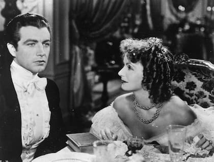 Robert Taylor y Greta Garbo en La dama de las camelias, una producción de MGM dirigida por George Cukor. (Foto de Hulton Archive / Getty Images)