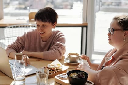 Robert Waldinger, psiquiatra de la Facultad de Medicina de Harvard afirma que las buenas relaciones nos hacen más felices y saludables (Foto Pexels)