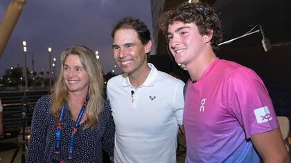 Roberta -la mamá del tenista brasileño-, Rafa Nadal y João Fonseca en Yedá, en una recreación de una imagen que los tuvo juntos varios años atrás.