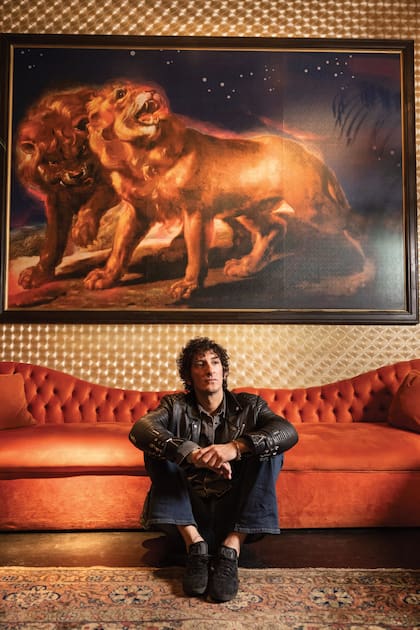 Robertino posa en otro rincón de su bar.