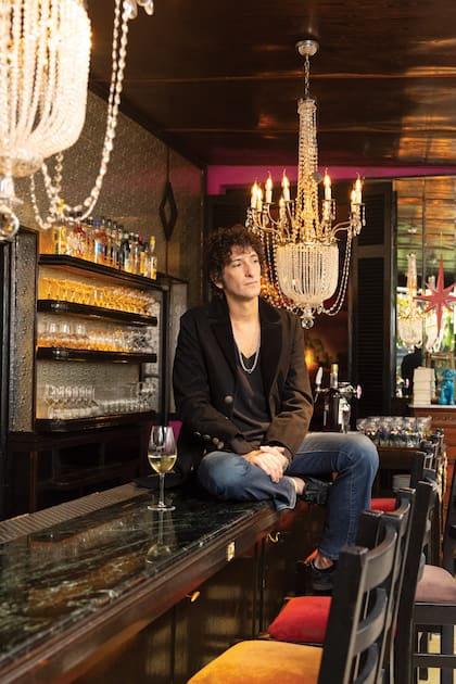 Robertino posa en su bar de Barrancas de Belgrano, en pleno Barrio Chino.