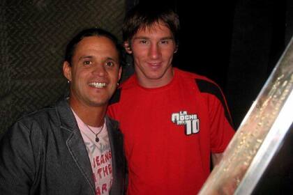 En su álbum de recuerdos también figura el otro gran astro argentino del fútbol, Lionel Messi; la imagen es de cuando se cruzaron en La noche del 10, el programa de Diego Maradona