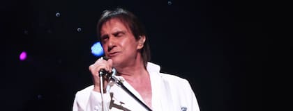 Roberto Carlos, de blanco, uno de los colores que elige para los escenarios