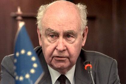 Fue embajador argentino en los Estados Unidos entre 1962 y 1964