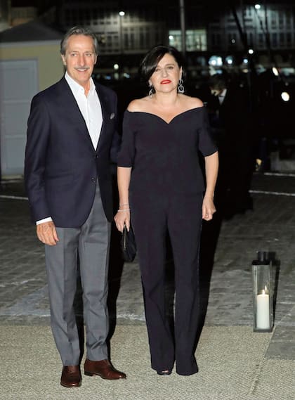 Roberto y su mujer Carmen Echevarría –con quien lleva treinta y cinco años compartiendo su vida y su trabajo como diseñador– durante el fin de semana del casamiento de su hijo Carlos con Marta Ortega en La Coruña. Tanto ella como Flora, la mamá de la novia, lucieron trajes hechos por Torretta.