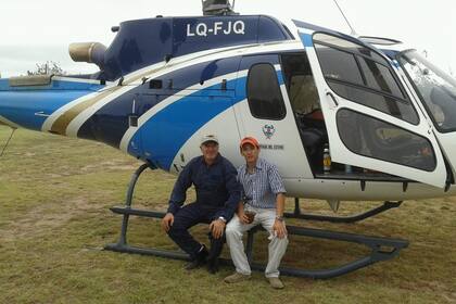 Roberto Abate y su compañero Juan Calderón, en el helicóptero siniestrado