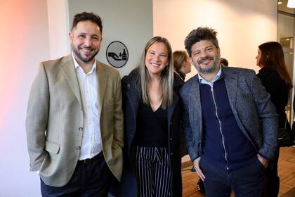 Roberto Alabés (GM), Soledad Bereciartúa (Stellantis) y Javier Cáceres (Carat)