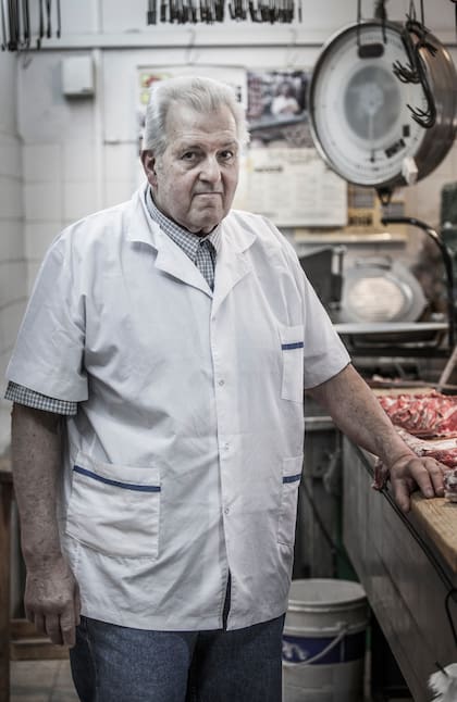 Roberto Antonio Neira, en su carnicería Roberto, sobre la calle Roberto, de Olivos