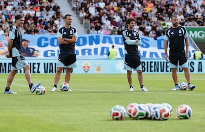 Roberto Ayala, Lionel Scaloni, Pablo Aimar y Walter Samuel, el cuerpo técnico de la selección argentina