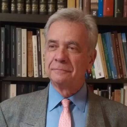 Roberto Azaretto, presidente de la Academia Argentina de Historia, cree que la compra de armas para la Fundación Eva Perón se hizo a espaldas del mandatario