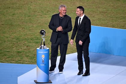 Roberto Baggio y Maximiliano Rodríguez esperan el momento de la entrega del trofeo.