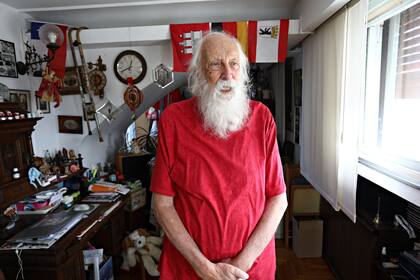 Roberto Behrends en su casa de Núñez. Detrás suyo, la bandera de Alemania, donde nacieron sus padres