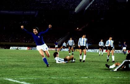 Roberto Bettega celebra el tanto italiano, con Passarella y Fillol tendidos en el piso en el Monumental; la derrota los obligó a viajar a Rosario