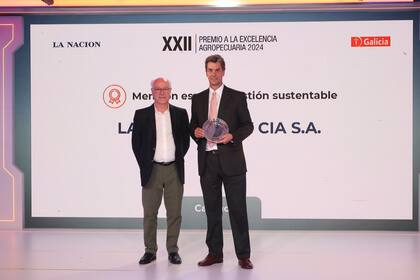 Roberto Bisang, jurado, y Luis Colmegna, gerente general de Lartirigoyen, que obtuvo una mención especial en Gestión Sustentable