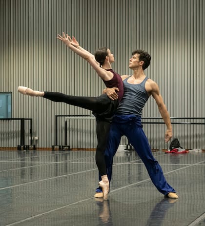 Roberto Bolle y Maria Khoreva en un ensayo de Caravaggio, que estrenarán este domingo con el Ballet Estable del Teatro Colón