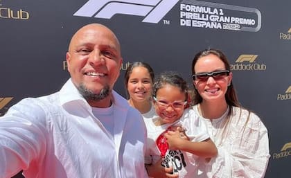 Roberto Carlos junto a Mariana Luccon y sus dos hijas (@noticias24h_es en X)