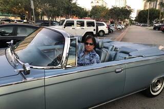 Roberto Carlos sufrió un percance con su auto descapotable y lo abandonó en plena calle