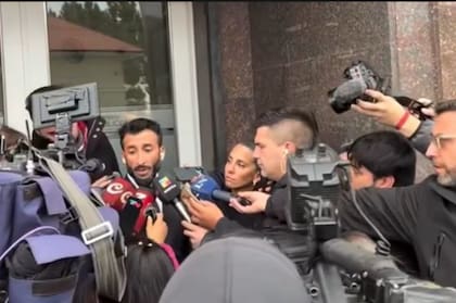 Roberto Castillo es el abogado de Luis, el padre de Ángel. Fue acompañado a Comodoro Rivadavia por su pareja y estudiante de derecho, Cinthia Fernández