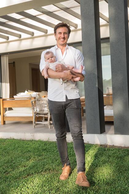 Roberto cuenta que sus desayunos con Anita son sagrados. “A eso de las seis de la mañana me la llevo y a las nueve, se la devuelvo a su mamá. Esas tres horas le permiten a Caro recuperar un poco de
sueño”, nos confía.