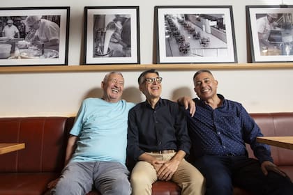 Roberto De Rossi junto a dos empleados históricos de Saverio