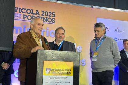 Roberto Domenech mientras recibía una distinción de parte de los empresarios que integran el CEPA