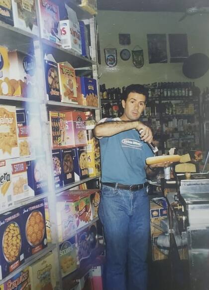 Roberto en sus inicios, entre latas de galletitas, preparando los chivitos uruguayos como los comía en su infancia