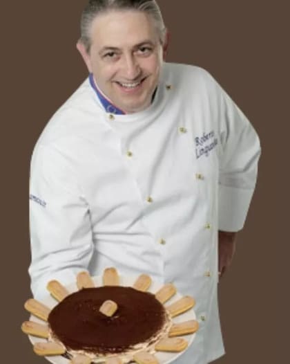 Roberto enseña el postre original del tiramisú