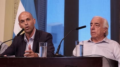 El exministro de Transporte Guillermo Dietrich, junto a Roberto Fernández