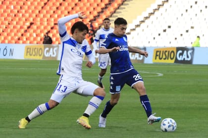 Roberto Fernández intenta marcar a Agustín Ojeda, wing de la Academia
Copa de la Liga Profesional. Godoy Cruz vs Racing