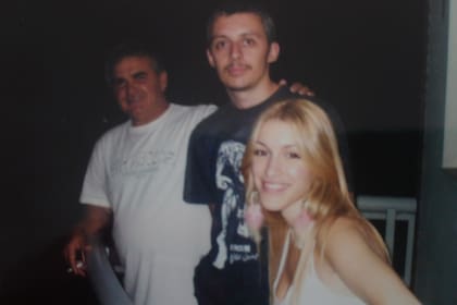 Roberto Fernández Montes con una de sus hijas y Santiago Corona, su yerno, en el balcón del departamento donde fue asesinado.