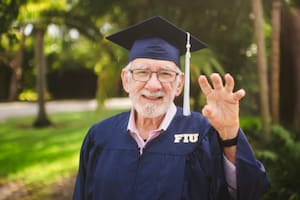 Es latino y se graduó de la universidad a los 85 años en Florida