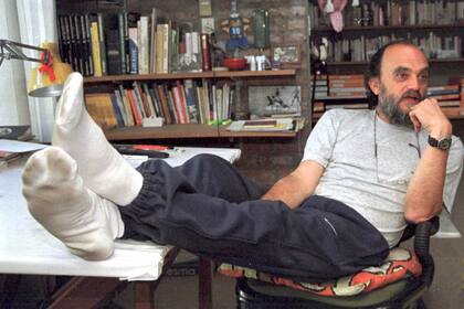 Roberto Fontanarrosa, en 1998, fotografiado en su estudio