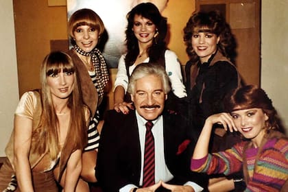 Roberto Galán con su troupe de secretarias