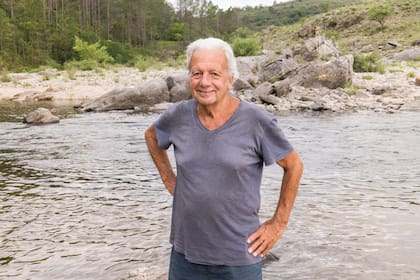 Roberto Gallelli, a los 78, el vecino mayor de la comunidad. Sus dos hijos, Julieta y Joaquín, y sus tres nietos, también viven en Umepay. Porteño de Palermo, extraña una sola cosa de la ciudad: bailar tango.