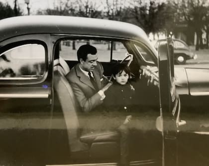 Roberto Gálvez junto a su hijo, a bordo de un Ford. Gentileza: familia Gálvez