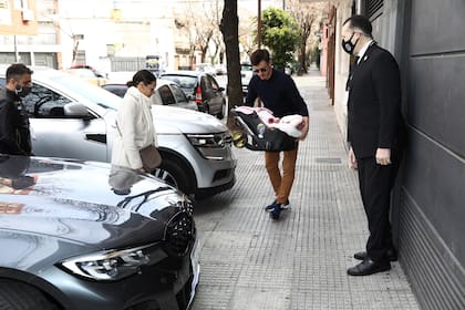 Roberto García Moritán bajando de su auto con la pequeña Ana