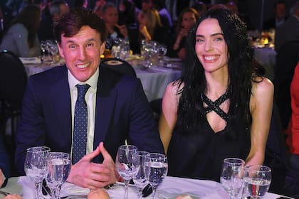 Roberto García Moritán con Priscila Crivocapich. La modelo y periodista impactó con un diseño de inspiración flapper con transparencias y escote cruzado de Sylvie Burstin