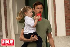 Roberto García Moritán con su hija Anita en brazos.