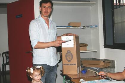 Roberto García Moritán en pleno proceso de votación junto a su hija