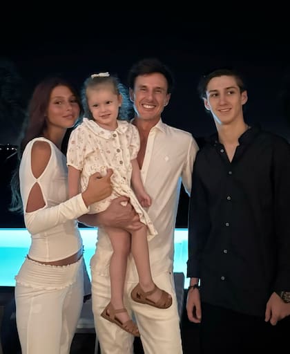 Roberto García Moritán junto a sus tres hijos, Delfina y Santino, fruto de su relación con Milagros Brito, y Ana, a quien tuvo con Pampita (Foto: Instagram @robergmoritan)