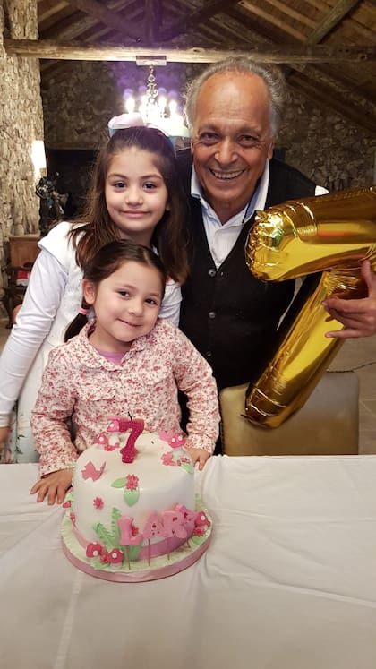 Roberto Giordano con sus nietas en Uruguay