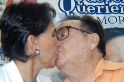 Roberto Gómez Bolaños y Florinda Meza se dan un beso