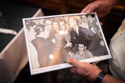 Roberto Goyeneche hijo muestra una foto de su padre en el club; junto al Polaco se encuentra él mismo, que es apenas un niño, y Aníbal Troilo